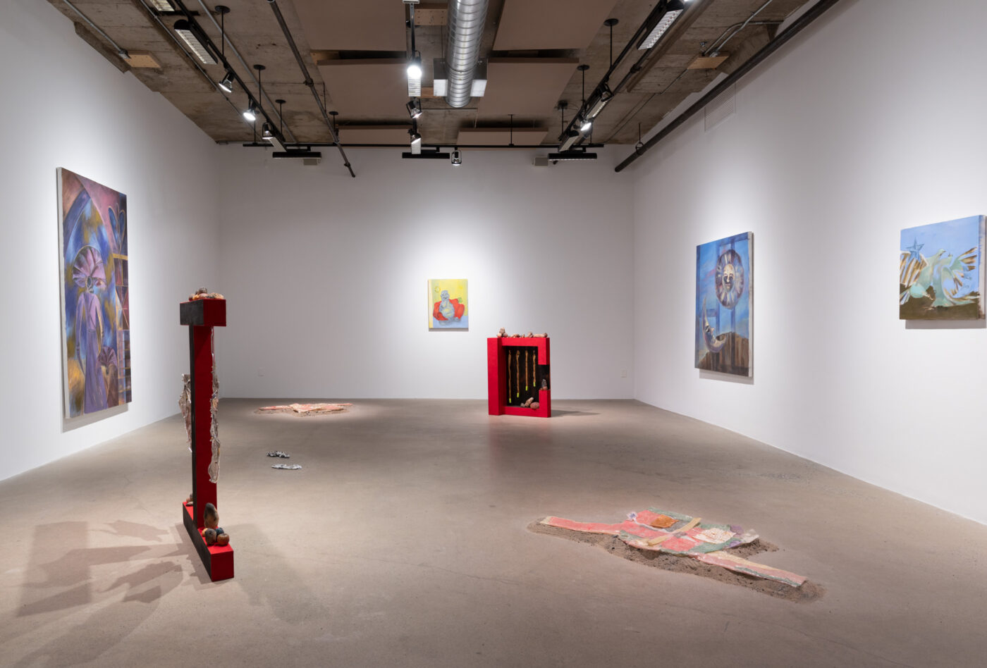 PEINTURES: GEETHA THURAIRAJAH. SCULPTURES: GABI DAO. CRÉDIT IMAGE: PAUL LITHERLAND.