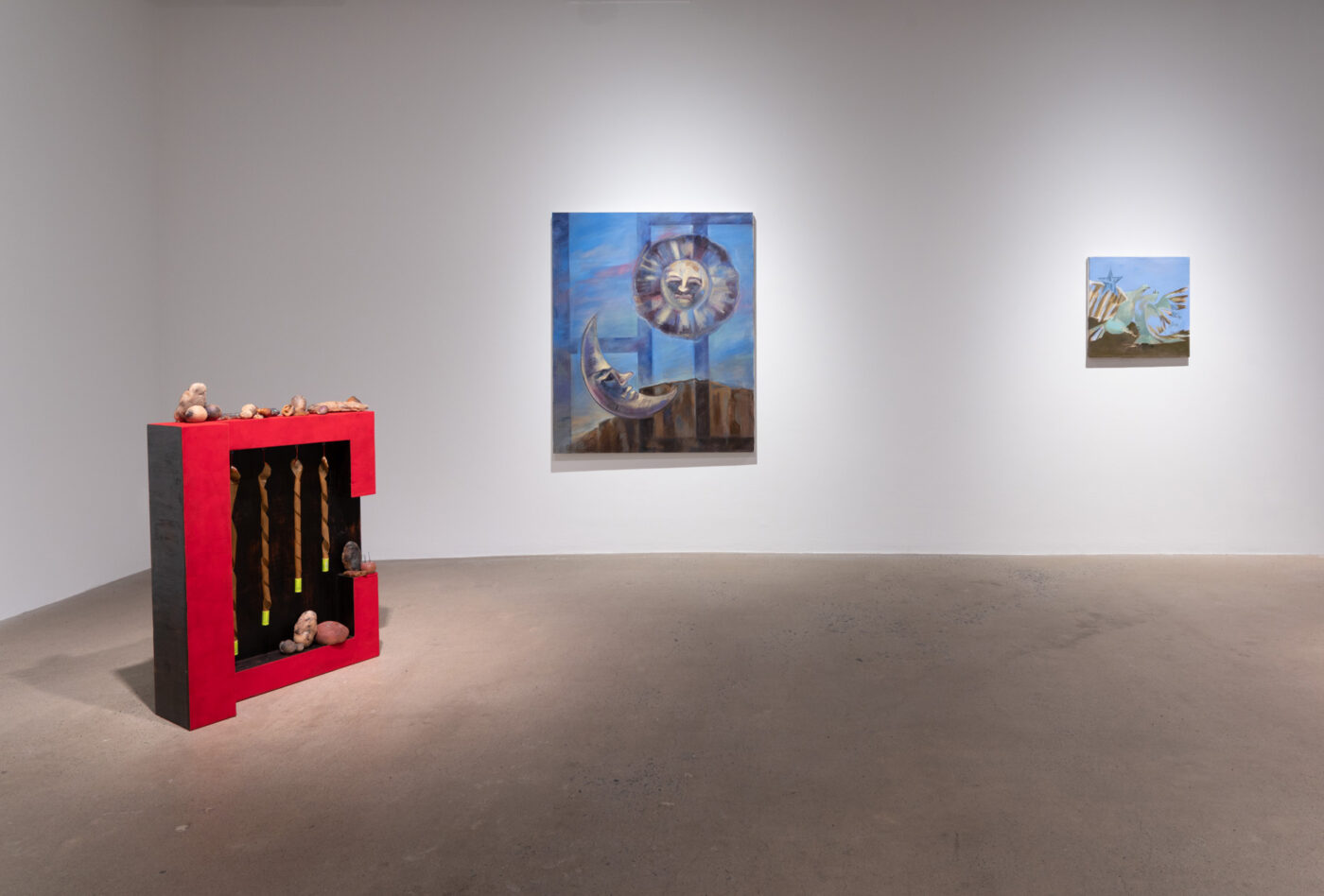 PEINTURES: GEETHA THURAIRAJAH. SCULPTURE: GABI DAO. CRÉDIT IMAGE: PAUL LITHERLAND.