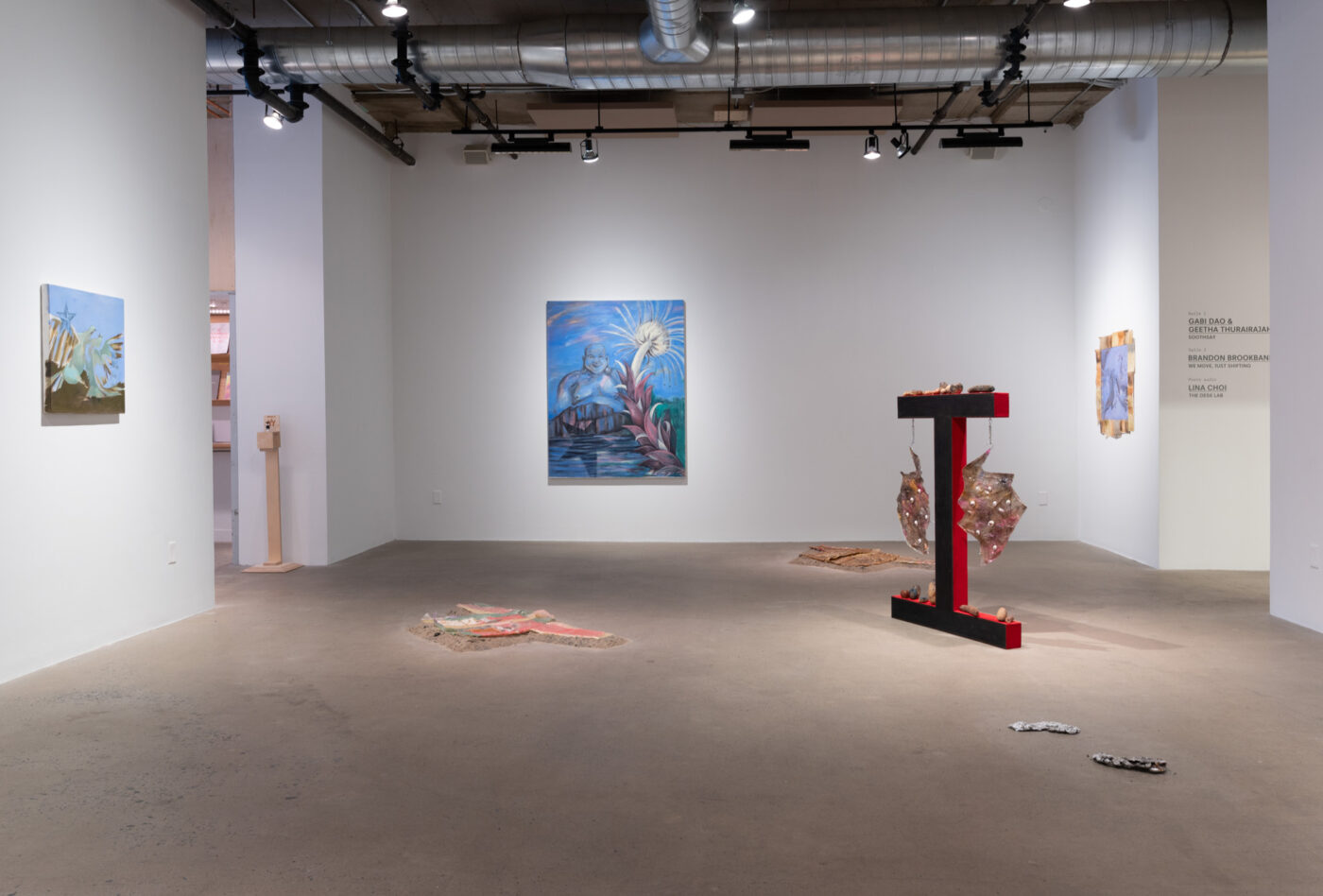 PEINTURES: GEETHA THURAIRAJAH. SCULPTURES: GABI DAO. CRÉDIT IMAGE: PAUL LITHERLAND.