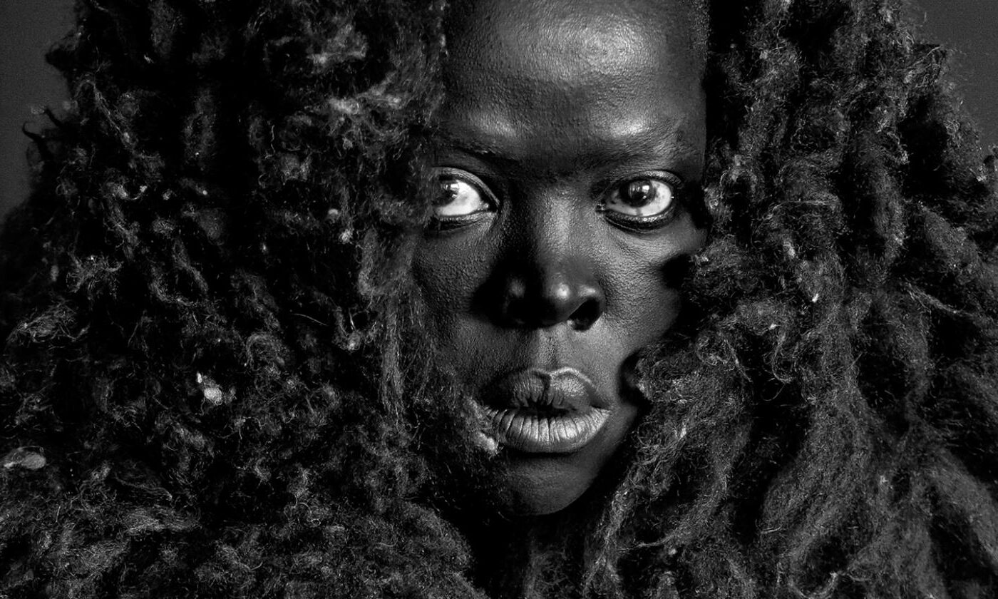 anele Muholi, «Somnyama IV, Oslo, 2015», de la série «Somnyama Ngonyama», 2015, épreuve numérique, 100 x 83 cm. Avec l’aimable autorisation de la Stevenson Gallery (Cape Town, Johannesburg) et de la Yancey Richardson Gallery (New York).