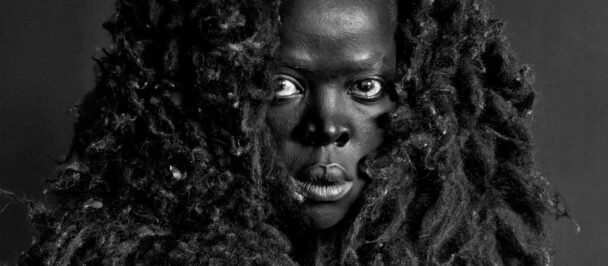 anele Muholi, «Somnyama IV, Oslo, 2015», de la série «Somnyama Ngonyama», 2015, épreuve numérique, 100 x 83 cm. Avec l’aimable autorisation de la Stevenson Gallery (Cape Town, Johannesburg) et de la Yancey Richardson Gallery (New York).