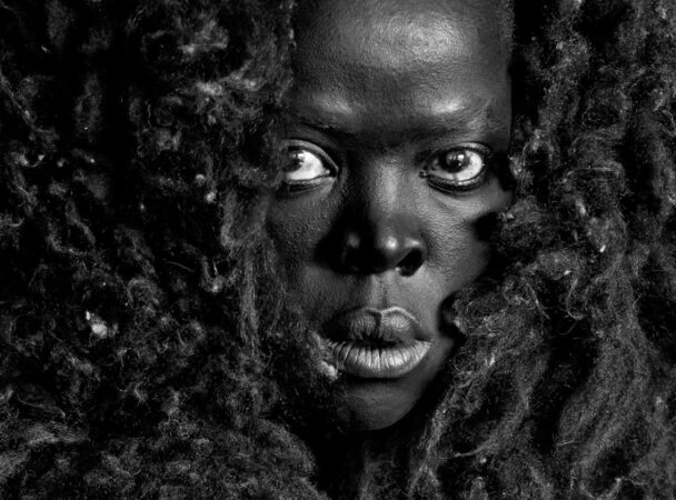 anele Muholi, «Somnyama IV, Oslo, 2015», de la série «Somnyama Ngonyama», 2015, épreuve numérique, 100 x 83 cm. Avec l’aimable autorisation de la Stevenson Gallery (Cape Town, Johannesburg) et de la Yancey Richardson Gallery (New York).