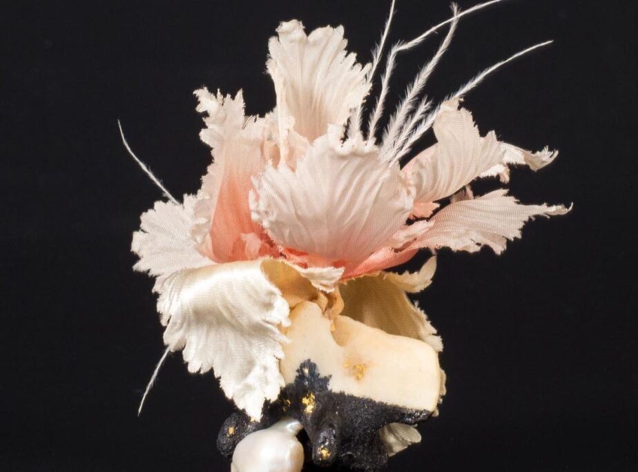 Sans titre (os et soie), 2015. Collection de la Ville de Montréal.