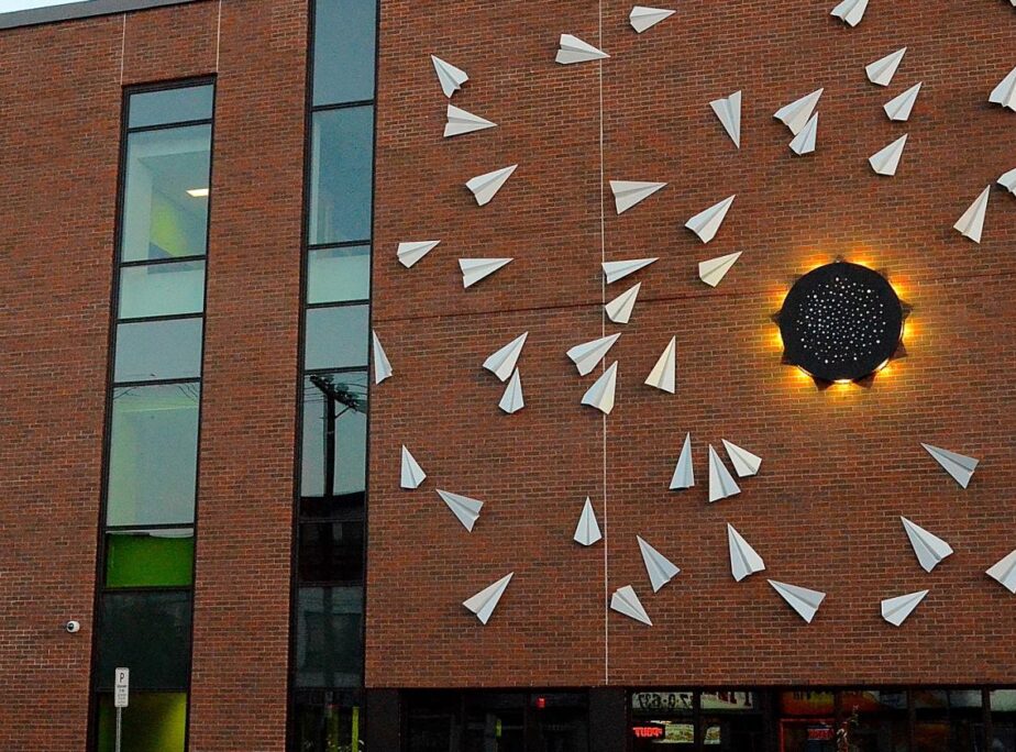 S'élever, 2015. Oeuvre d’art d’intégration à l’architecture :  École Paul-Jarry, 1052 Rue Provost, Montréal, Québec. 975 x 1006 cm. Acier inoxydable émaillé,  aluminium émaillé, dispositif d’éclairage DEL.